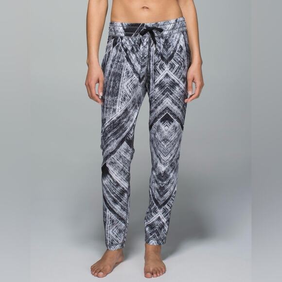 Lululemon Namaskar Relaxed Track Pant II In Heat Wave White Black 4 Athleisure - Picture 2 of 16